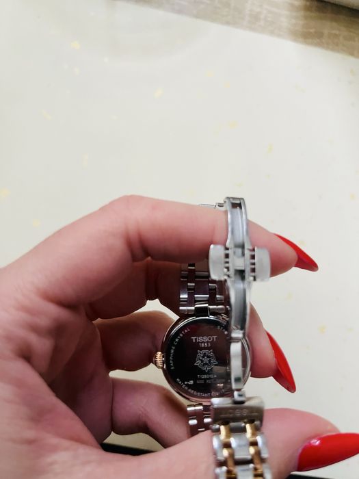 Дамски часовник Tissot Bellissima T1260 двуцветна стоманена верижка