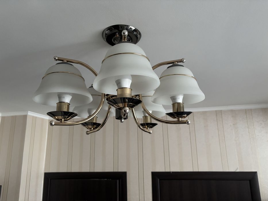 Продам Люстры  б/у