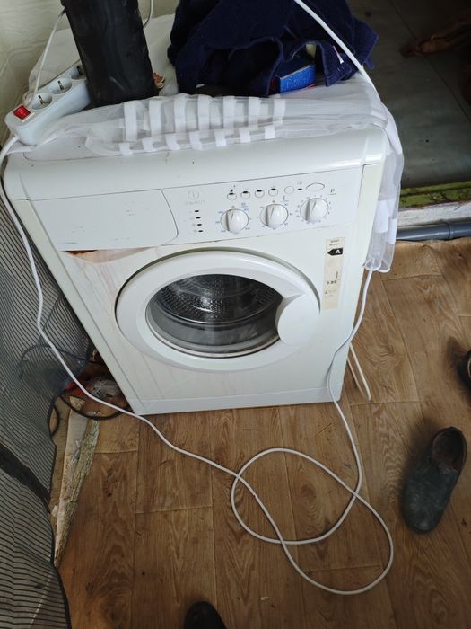Продам стиральную машину индезит