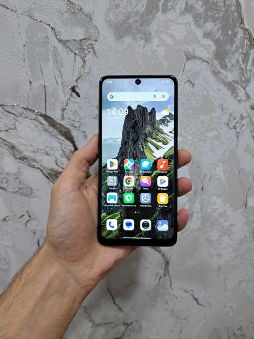 Продам Redmi note 13 память 8+4/256
