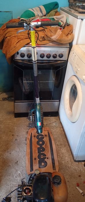 Vând două trotinete una pe benzină și una electrică