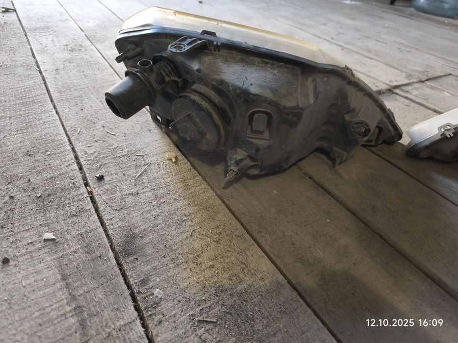 Продам два комплекта фар на лада Ларгус