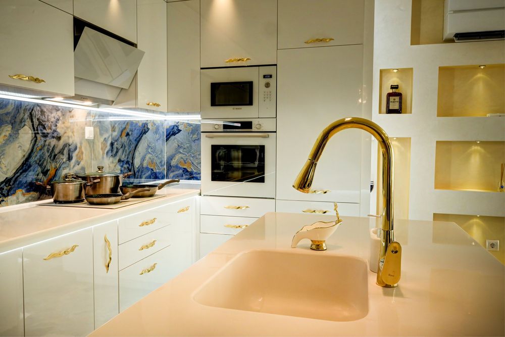 Дава се под наем Тристаен апартамент в Варна, Галата - 150 кв.м за 2500 € - Снимка #2