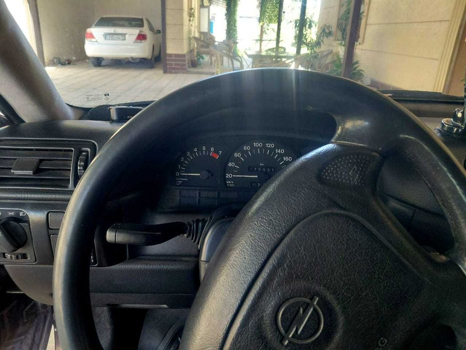 Автомобиль Opel Vectra CDX