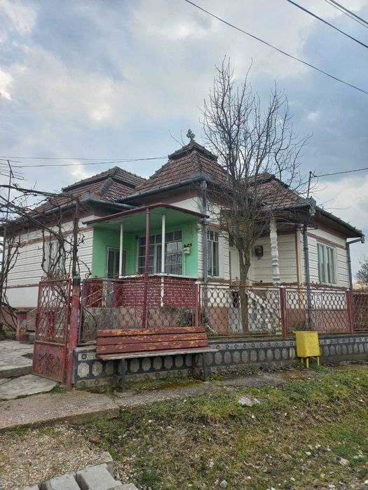Vând casă cu anexe și grădină în suprafață de 66 de ari
