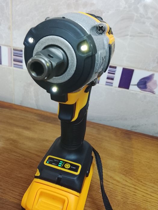 Impact pentru înșurubat DCF880 cu o baterie de 6a Nou