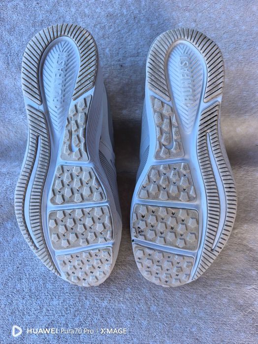 Страхотни бели маратонки nike за момиче номер35 стелка22см, като нови