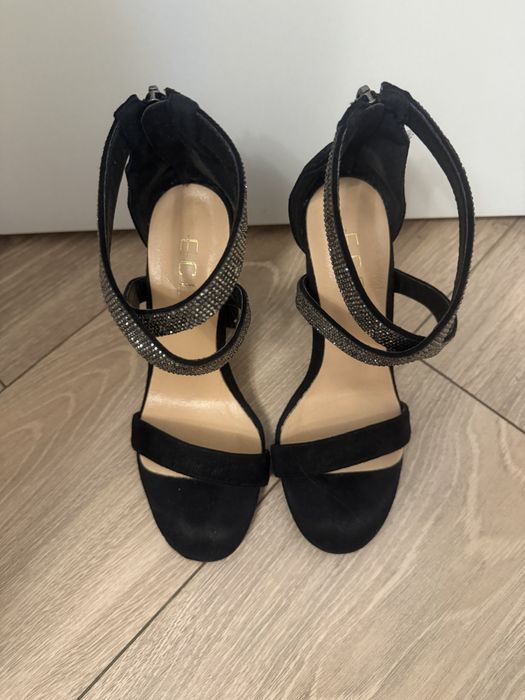 Черные туфли со стразами