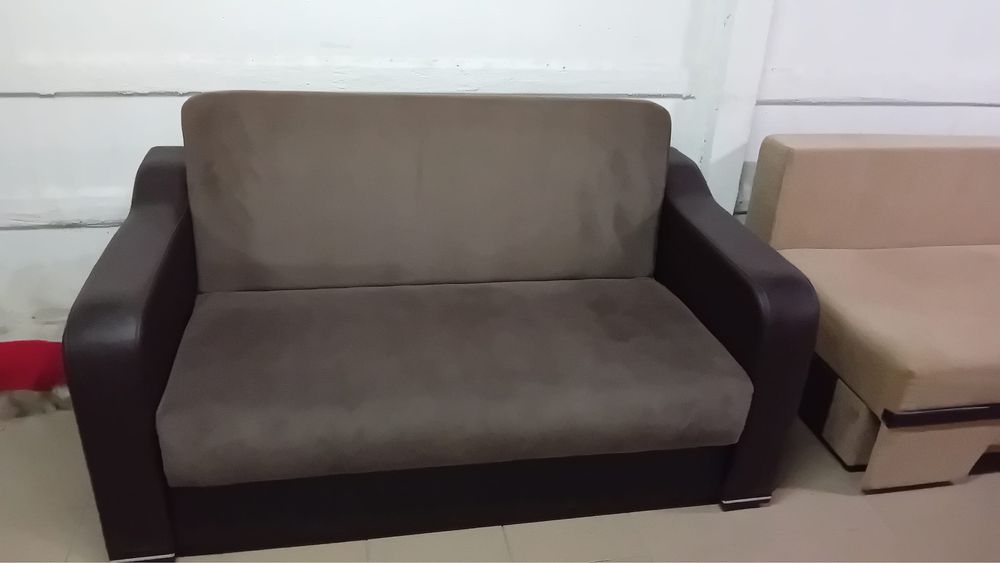 Canapea extensibila cu loc pentru haine