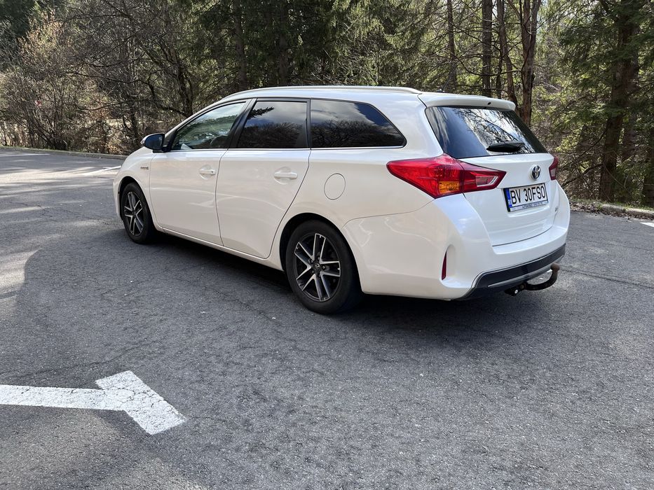 Toyota Auris Hybrid Gpl 2015 alb perlat