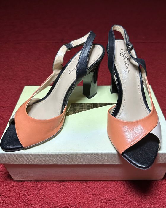 Босоножки на каблуке