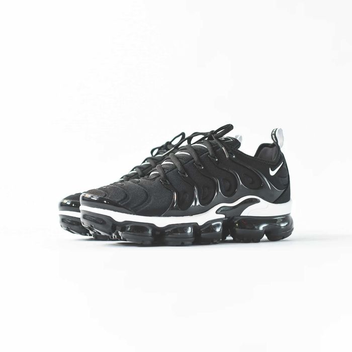 Обувки NIKE / VaporMax / Plus Black And White + КУТИЯ