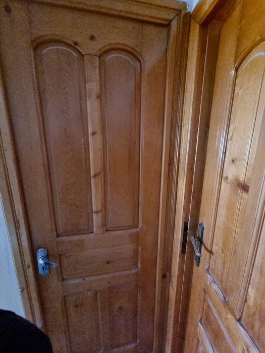 Vand usi din lemn de brad