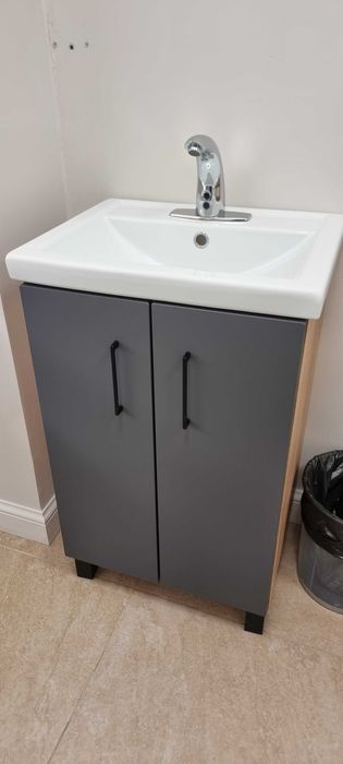 Раковина с тумбой и смесителем сенсор