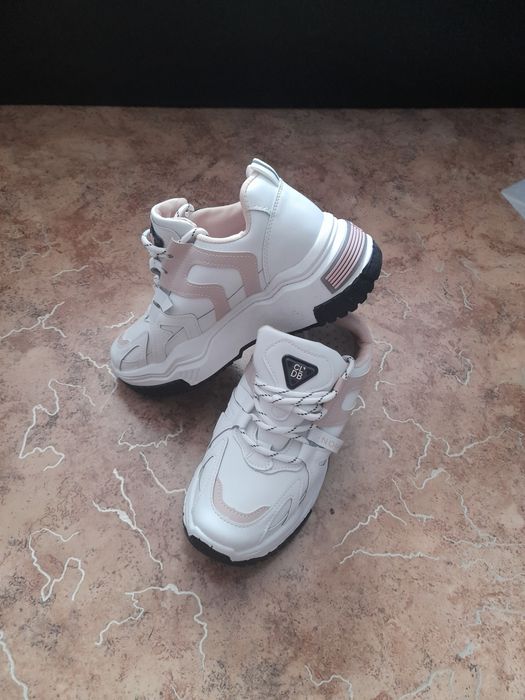 Кроссовки новые молодёжные  размер 37