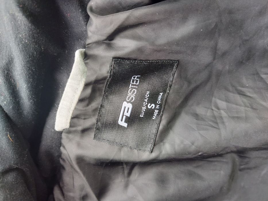 Vesta grosuta cu gluga