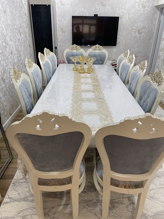 Стол и стулья для гостиной