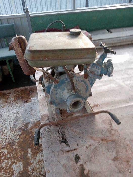 Продам бензиновый насос