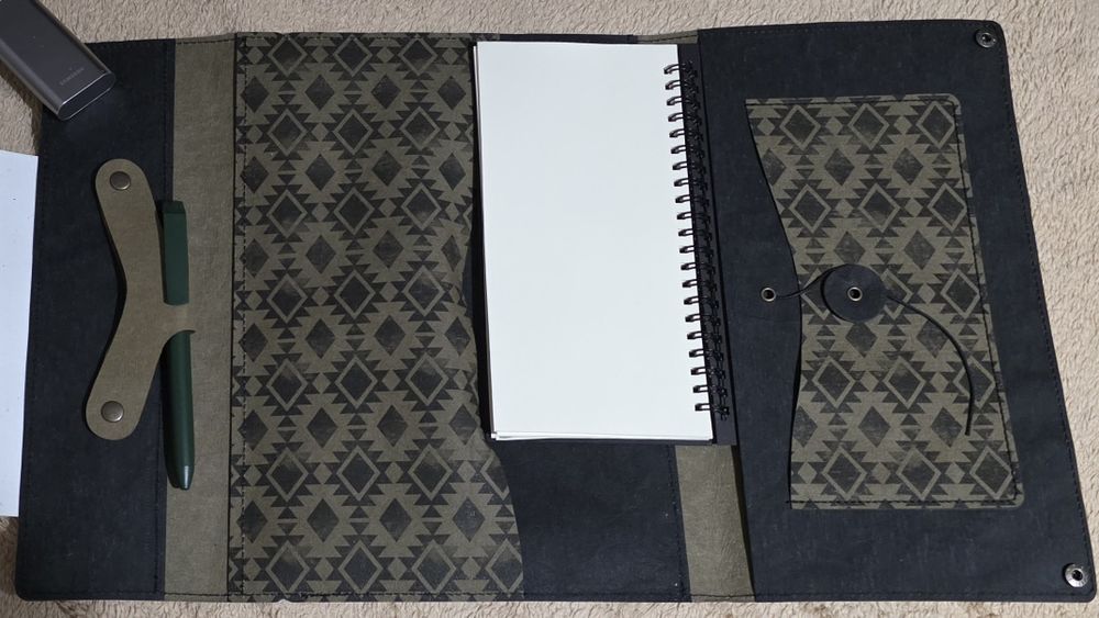 Husa tableta cu buzunare multifunctionale, notes si pix din materiale