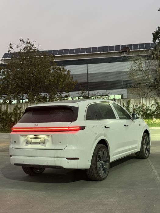 Li 7 Ultra oq kuzov oranjiviy salon 2025.11 bez prabeg garantiya bor