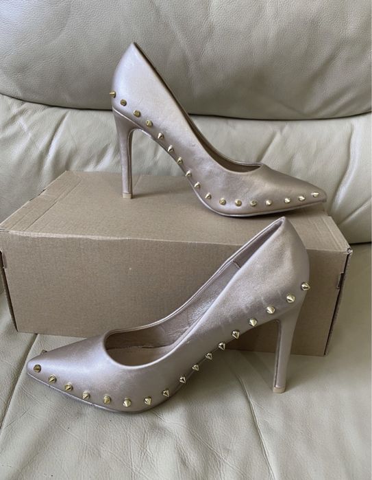 Елегантни дамски обувки на ток