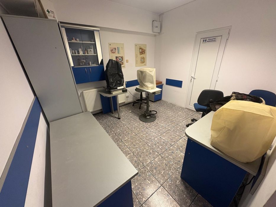 Vand mobilier de tip comercial- magazine, firme