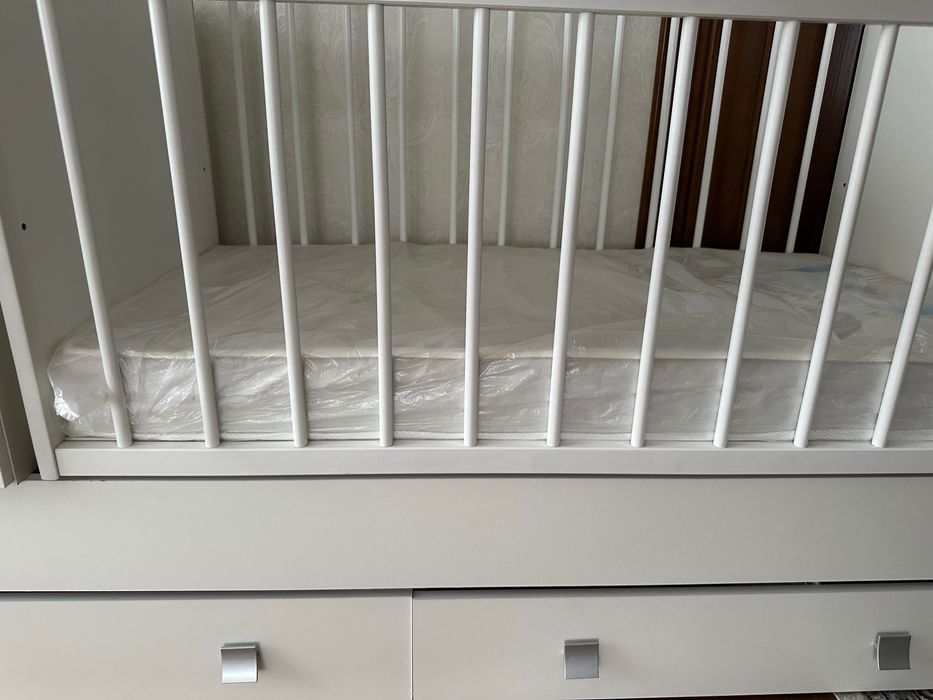 Продаю детскую кровать-трансформер с матрасом