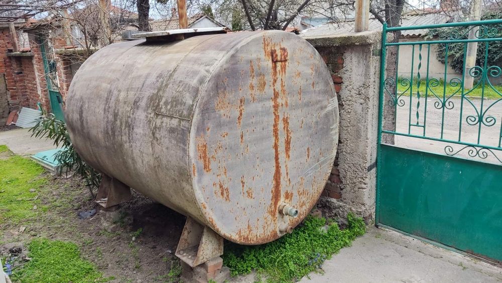 метална цистерна - резервоар 2 куб. м.