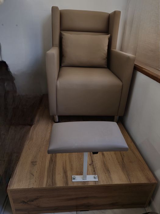 Педикюрное кресло на подиуме