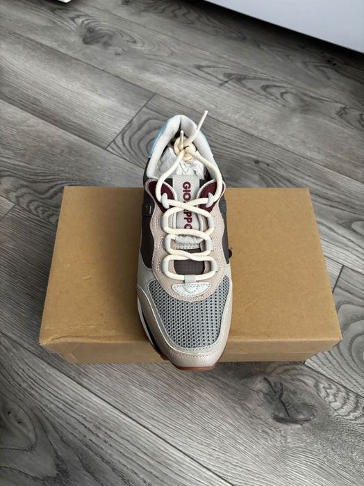 Чисто нови сникърси!