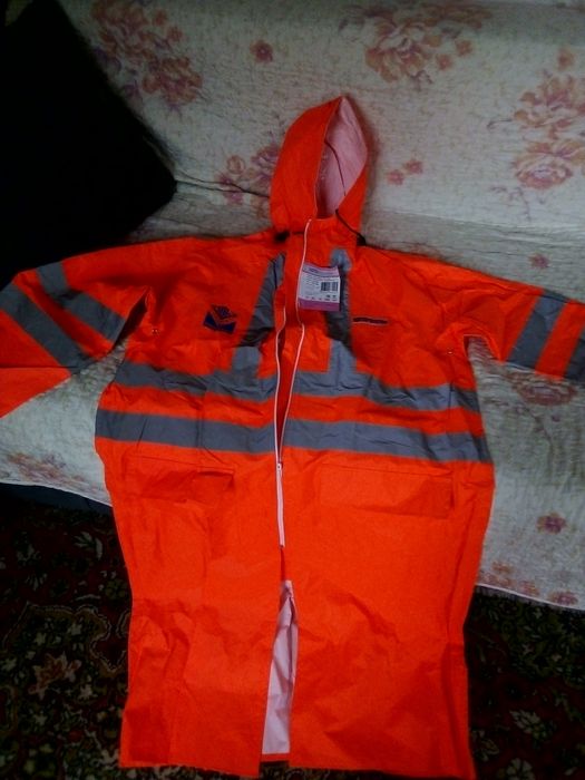 Продам новый плащ,спецодежда,со светящимися полосами.