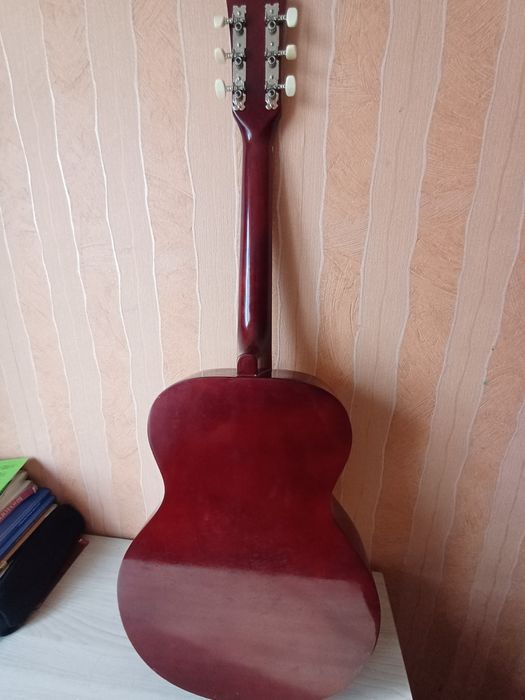 Гитара в хорошем состоянии