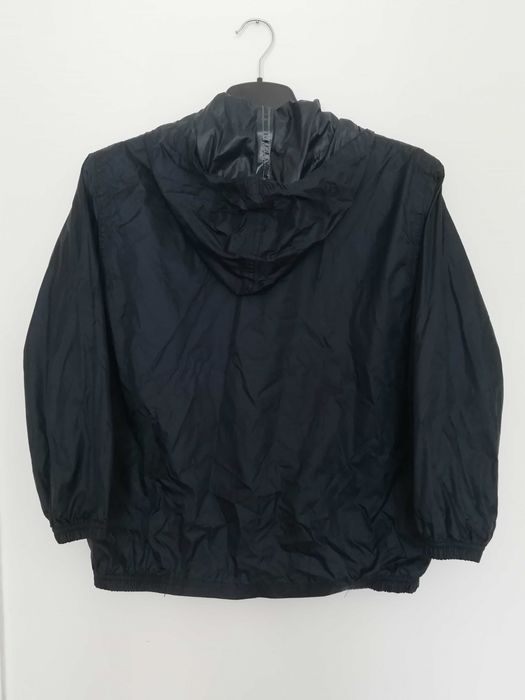 Две детски якета против дъжд и вятър с качулка по 6 лв.