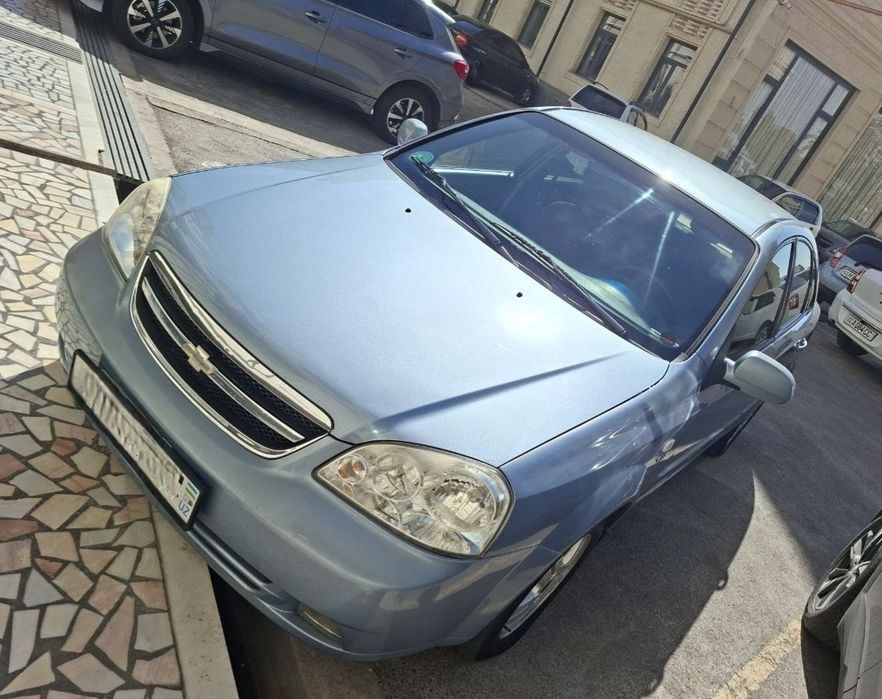 Автомобиль Lacetti