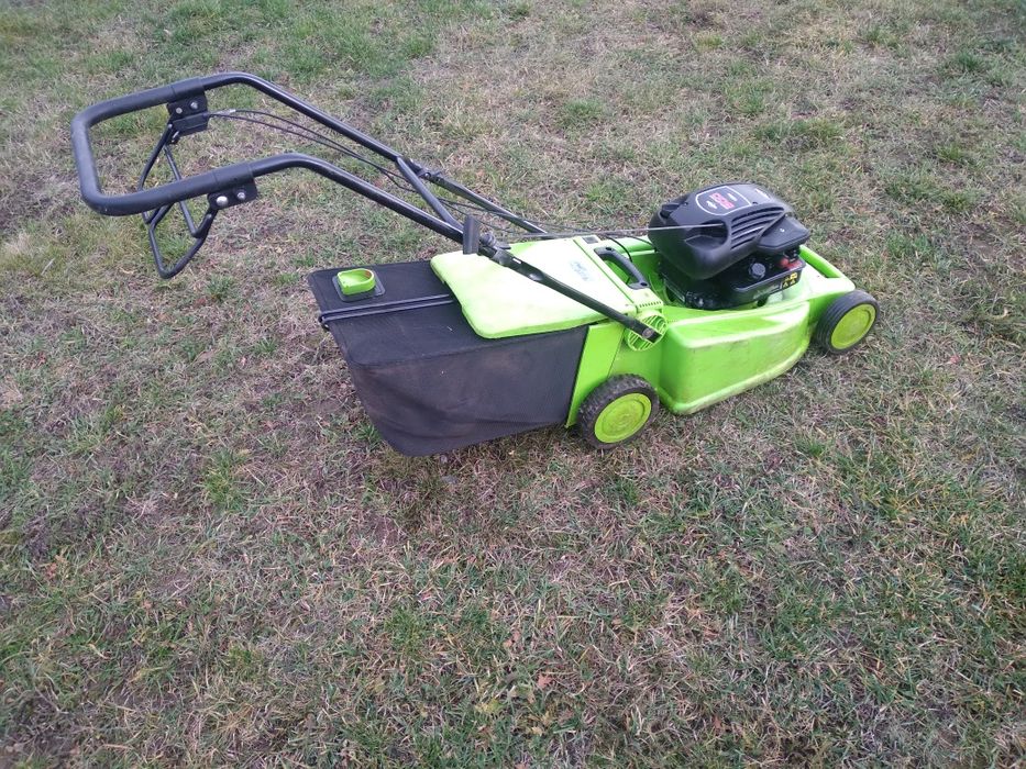 Mașină de tuns iarba  cu AUTOPROPULSIE ( tracțiune)