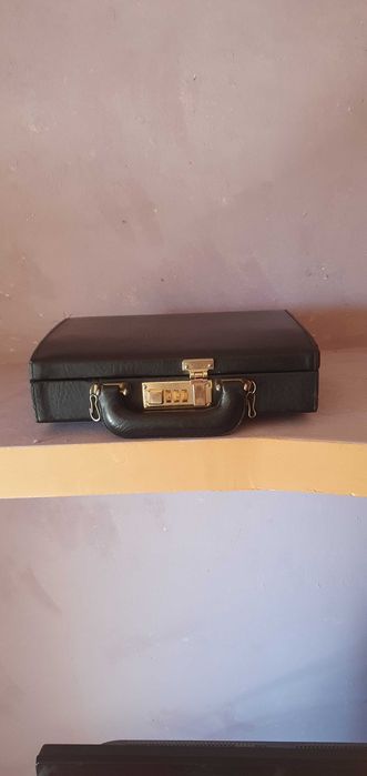 Geanta diplomat cu cifru