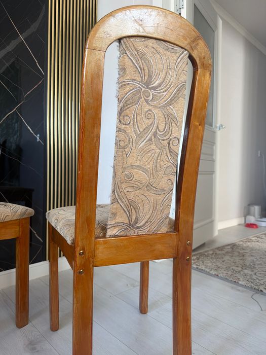 Деревянные стулья