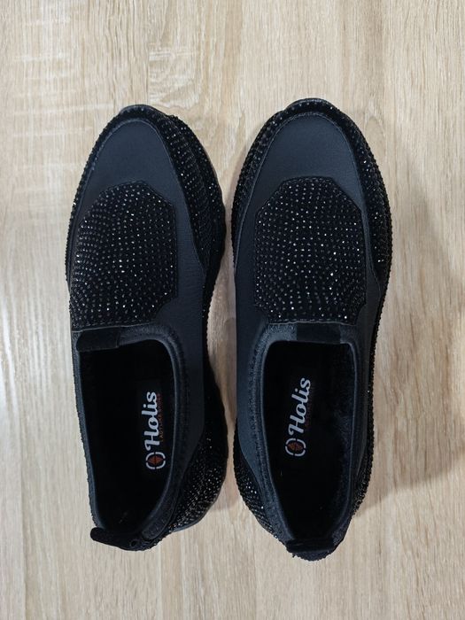 Стильные женские кроссовки Hollis — комфорт и блеск в каждом шаге