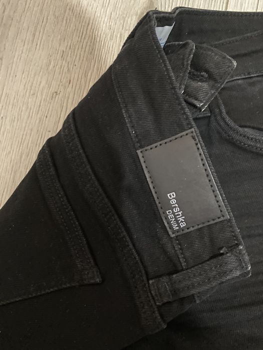 Blugi negrii Bershka