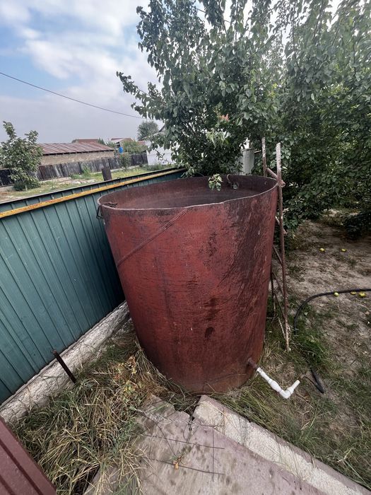 Большая металлическая бочка
