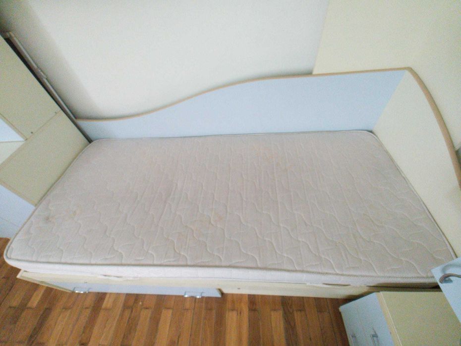 Dormitor tineret, bleu cu alb, cu pat, saltea cu arcuri, huse si birou. Stare foarte buna