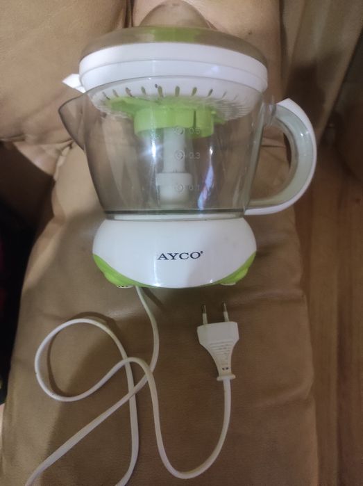 Електрическа цитрус преса за кухненска употреба.