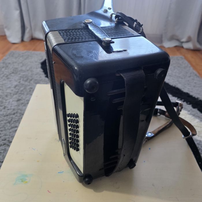 Vând acordeon weltmeister