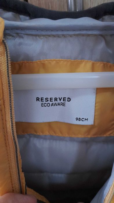 Vând Geacă nr 98 cm Reserved are niste fire trase se vede in poze!