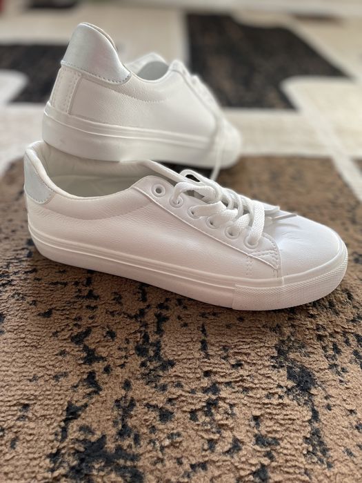 Продам новые кроссовки