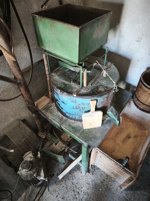 Moară cu piatră în perfectă stare