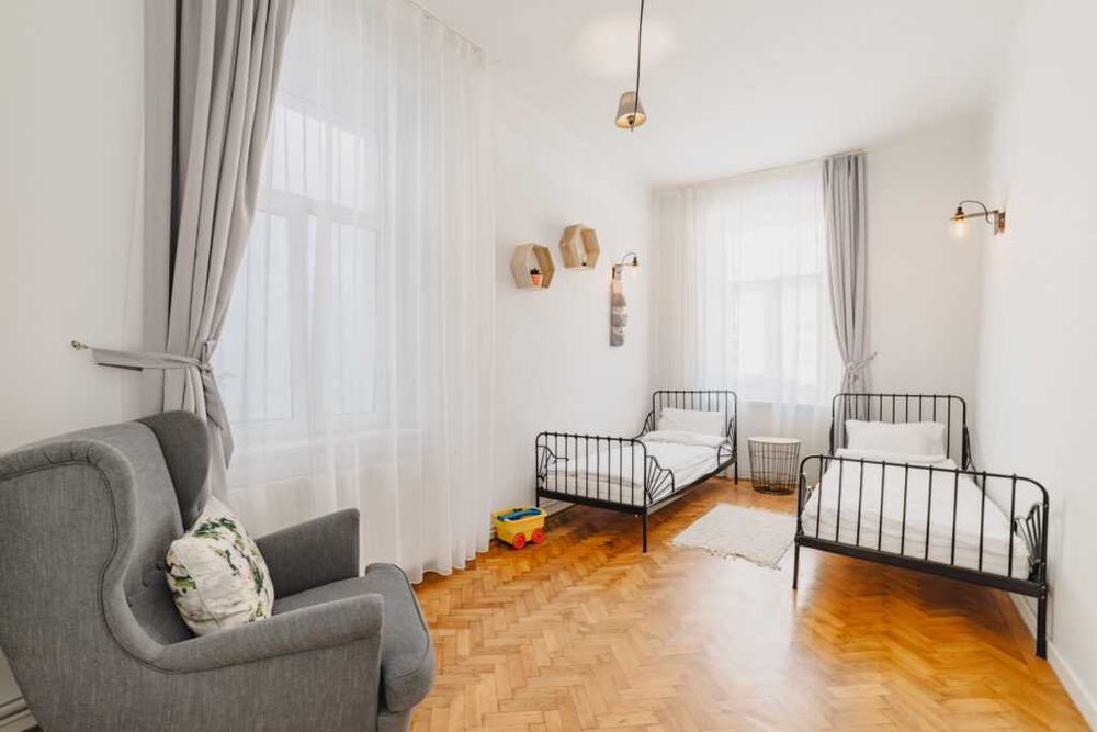 Inchiriez apartament 3 camere  lux centru istoric