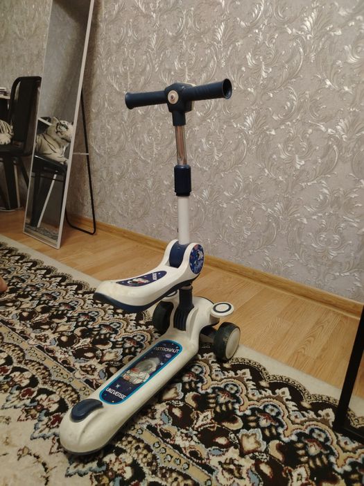 Продаю детский самокат со светомузыкой