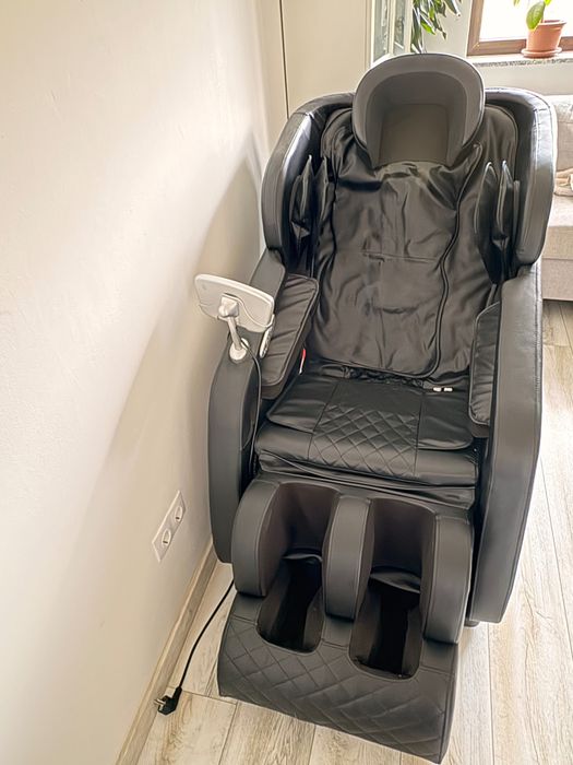 Fotoliu masaj cu numeroase programe, panou de control rapid, role picioare, airbag complet