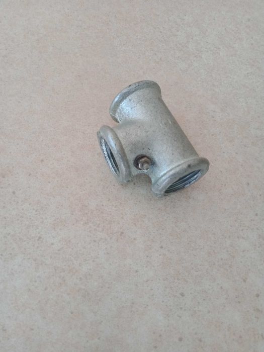 тройник, отвод полдюймовый с заземлением.